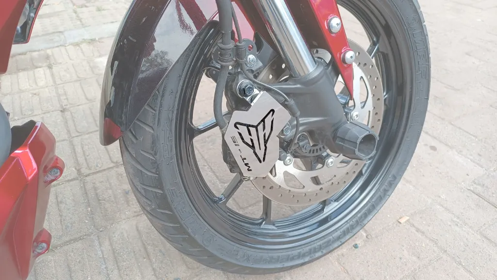 [PYA0525926] PROTECTOR CALIPER YAMAHA MT15 2023 UP (PLATEADO)