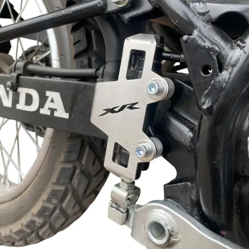 [PHO0427154] PROTECTOR BOMBA FRENO TRASERO HONDA XR 190 2.0 (PLATEADO)