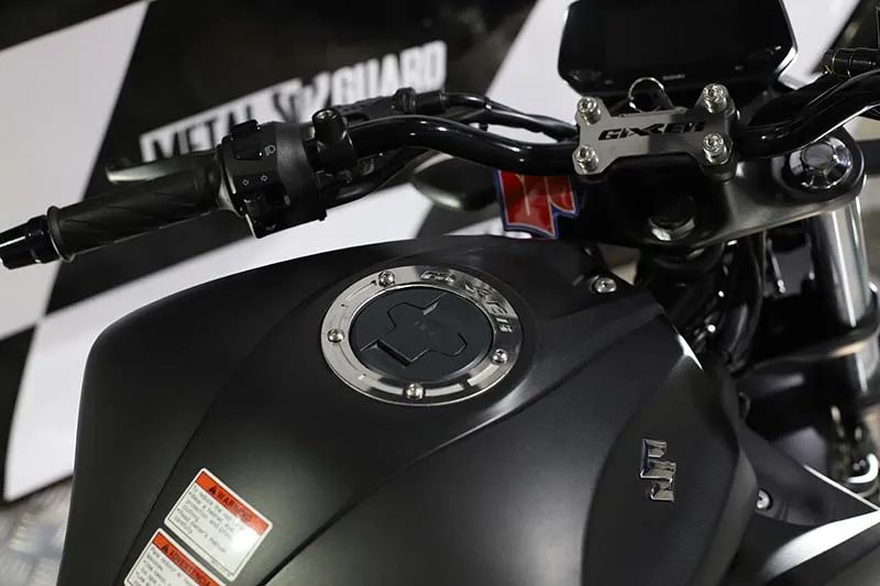 [LSU09016025] PLATINA TAPA TANQUE SUZUKI GIXXER 250 Y SF – 150 2016 UP